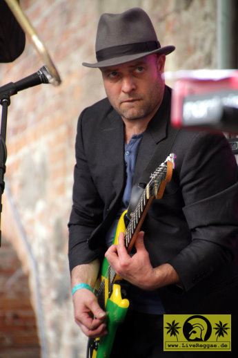 Yellow Umbrella (D) 19. This Is Ska Festival - Wasserburg, Rosslau 27. Juni 2015 (16).JPG